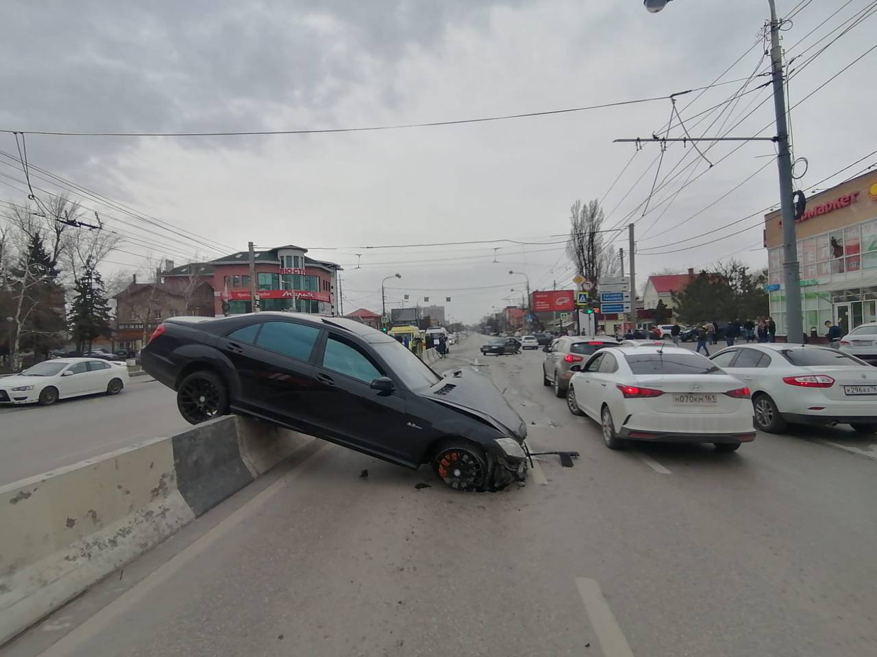 В Ростове на проспекте Стачки «Мерседес» вылетел на бетонное ограждение  после столкновения с «Фольксваген»