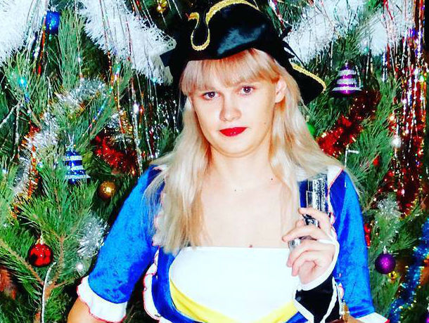 Сексуальная красивая блондинка позирует в костюме Санта-Клауса на дому. Рождество.