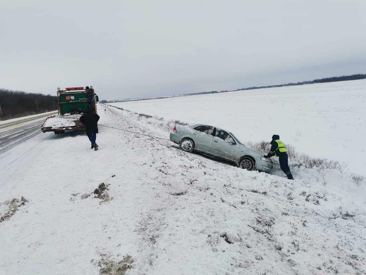 Полицейские в Ростовской области спасли мужчину, который едва не замерз в  застрявшей в снегу иномарке