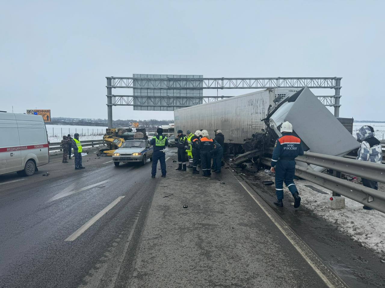 В Ростовской области на трассе в ДТП погиб молодой водитель экскаватора