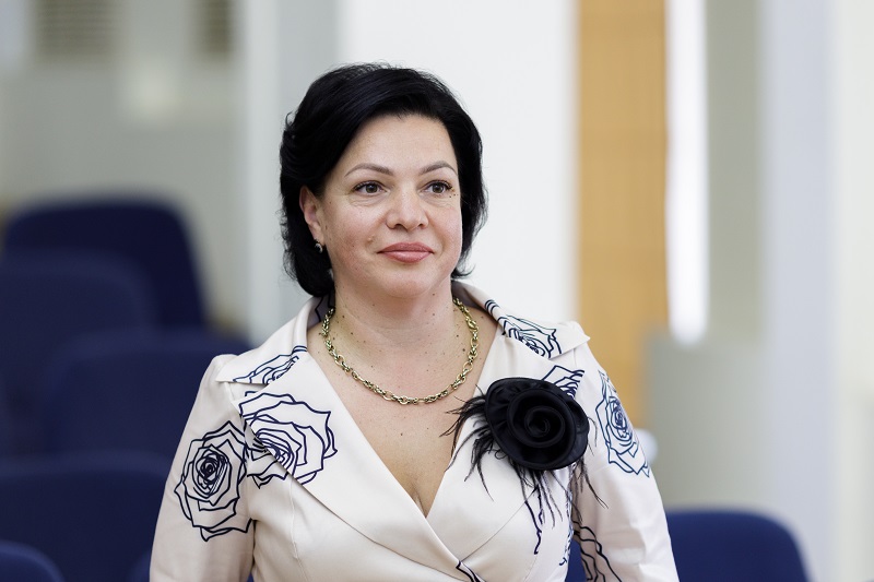 Үлкен бразилиялық үйлермен порно көріңіз