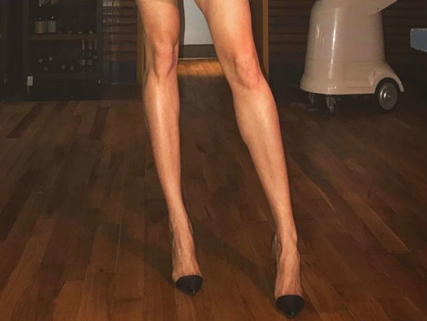 Обнаженные ноги невероятной длины показала в ростовском ресторане эффектная брюнетка
