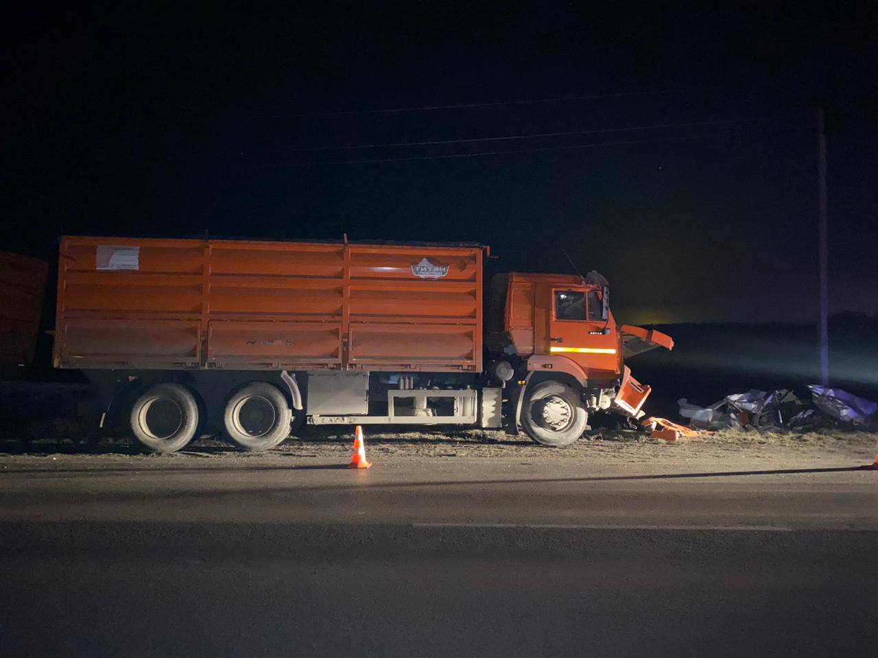 Во время обгона легковушка столкнулась с КАМАЗом в Ростовской области