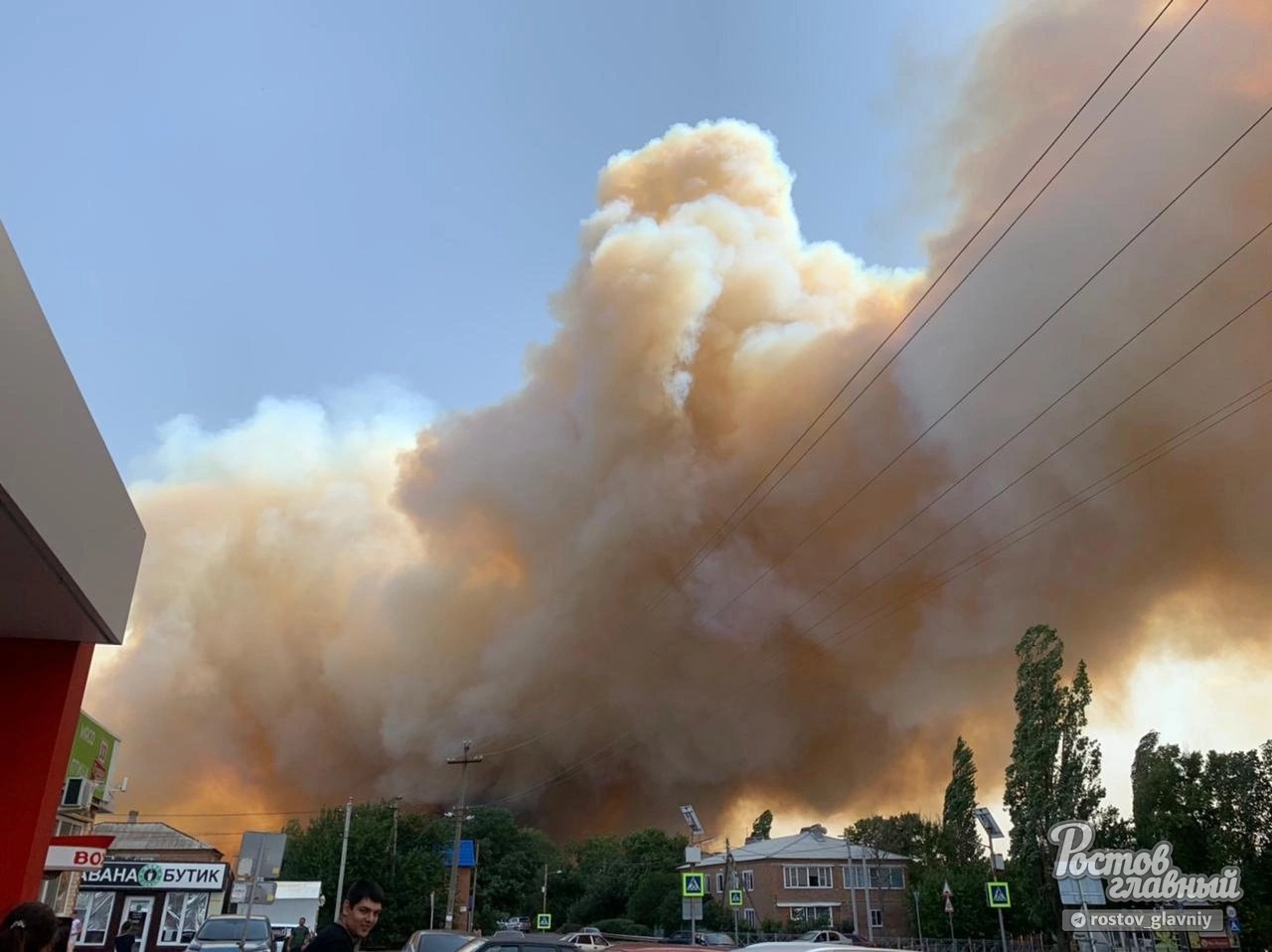 В Константиновском районе на огромной площади загорелась сухая  растительность