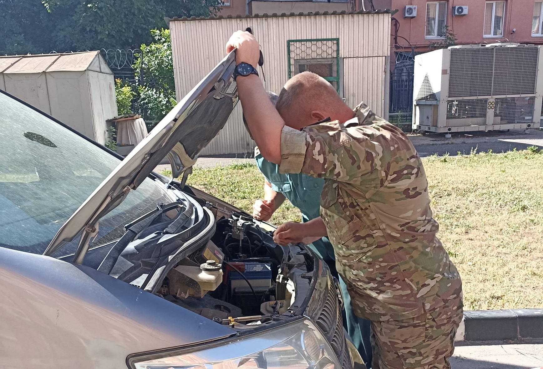 Таможенники из Таганрога передали в зону СВО конфискованный автомобиль