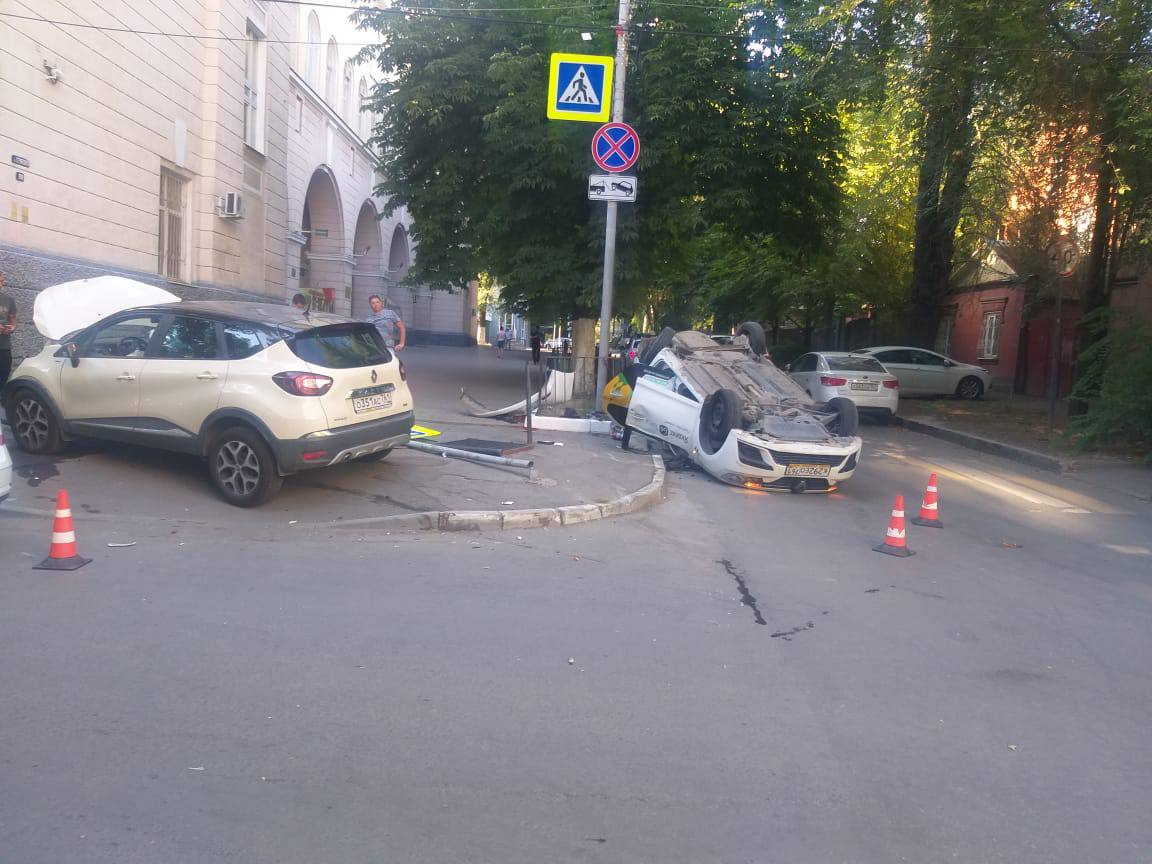 Машина «Яндекс.Такси» перевернулась после ДТП в центре Ростова