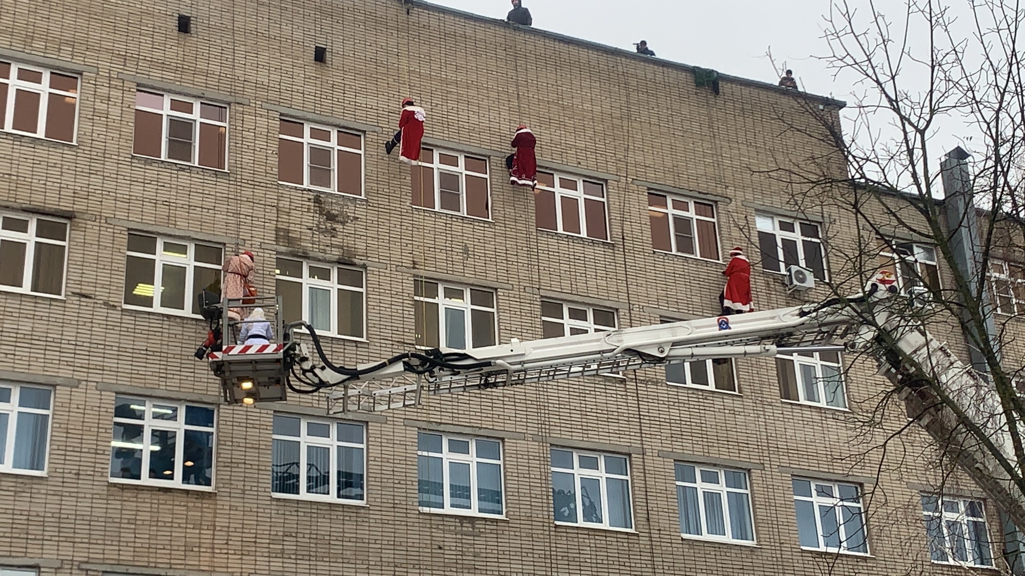 В Ростове спасатели в костюмах Дедов Морозов поздравили маленьких пациентов  больницы