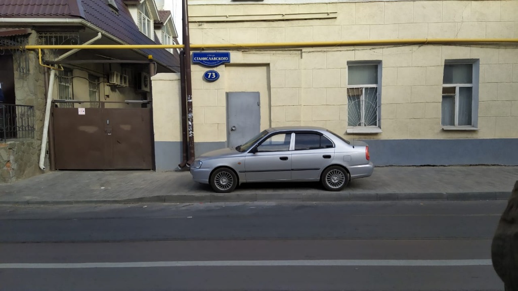 Жительница Ростова пожаловалась на автохамов, паркующих свои авто на тротуарах