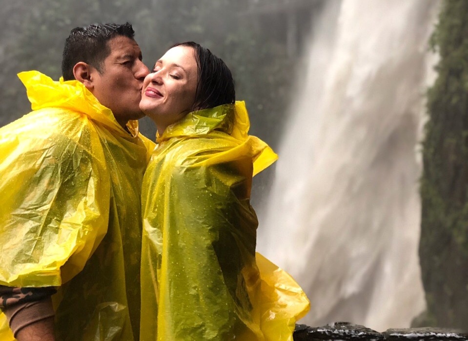 Джефферсон и Лена на фоне водопада Котёл Дьявола в Эквадоре.jpg