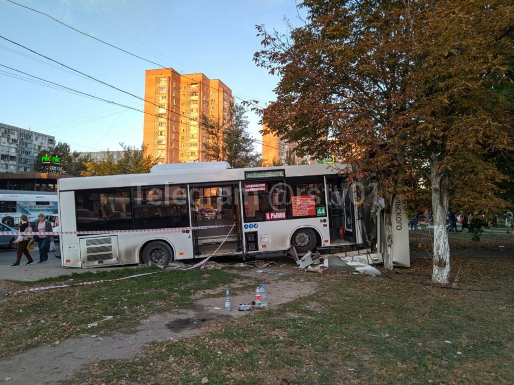 Водителя автобуса, который въехал в остановку в Ростове, до сих пор не нашли. Фото: телеграм-канал «Ростов №1»