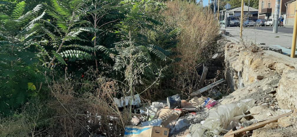 «Власти не реагируют на наши обращения»: ростовчане о мусоре на улице Станиславского