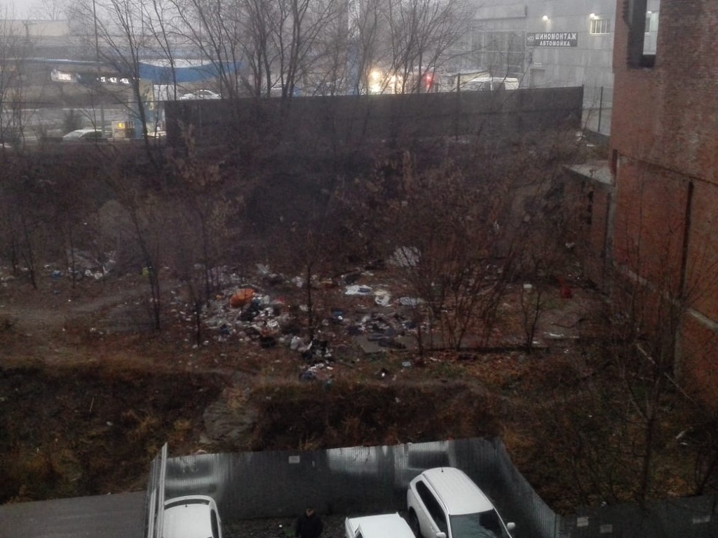 «Не город, а свалка!»: ростовчанка возмущена мусором под окнами дома. Фото: читатель «Блокнот Ростов»