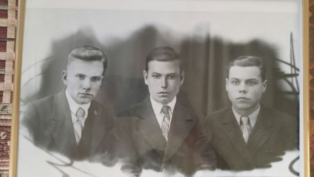 Никлай Павлович с братьями Дмитрием и Евгением.jpg Никлай Павлович с братьями Дмитрием и Евгением.jpg