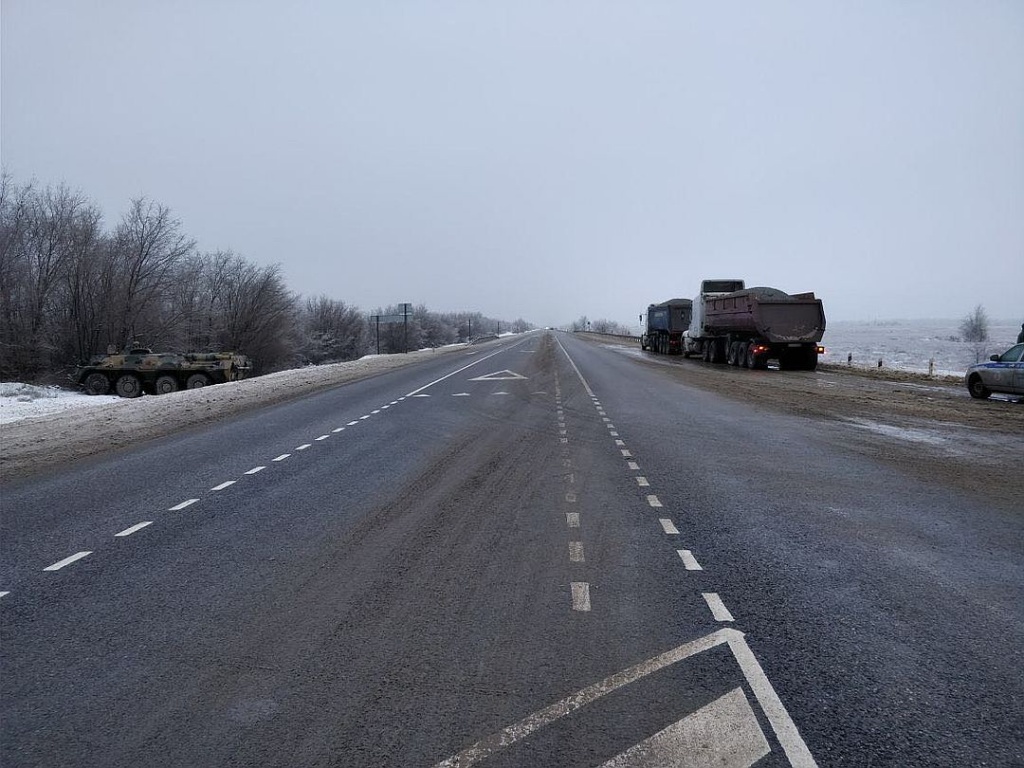 Водитель фуры из Ростовской области разбился о ехавший в колонне  бронетранспортер под Волгоградом