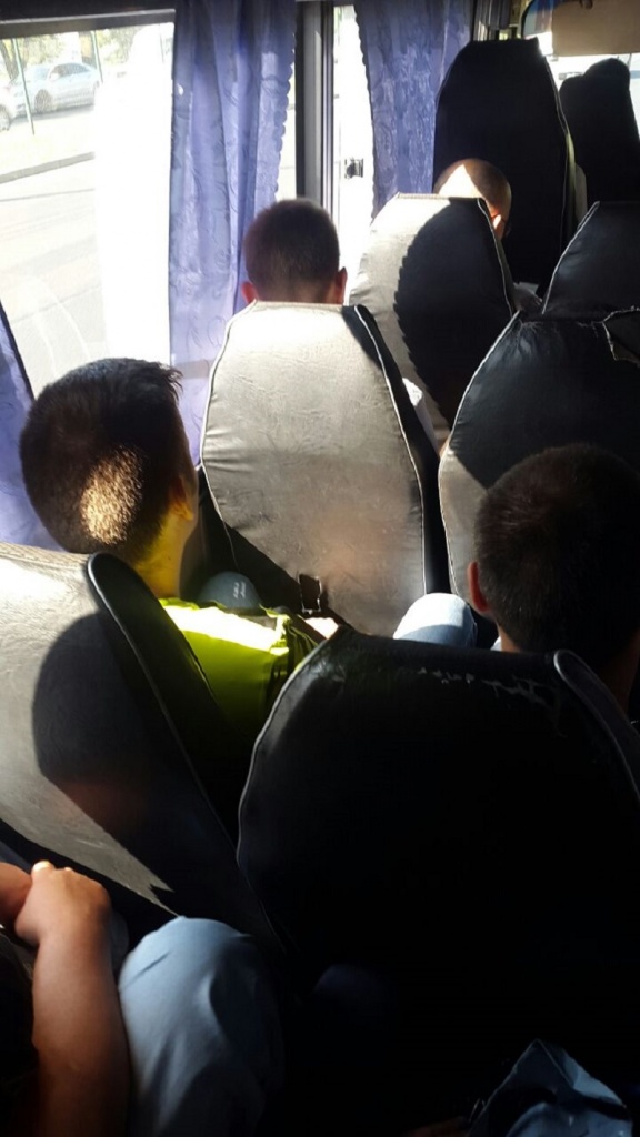 Пьяные мужчины приставали к школьницам в автобусе в Астане (ВИДЕО)