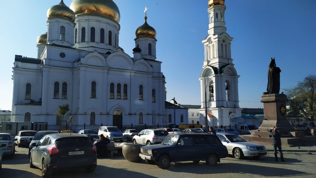 Ростовчанку возмутили машины, стоящие на Соборной площади. Фото: читатель «Блокнот Ростов»