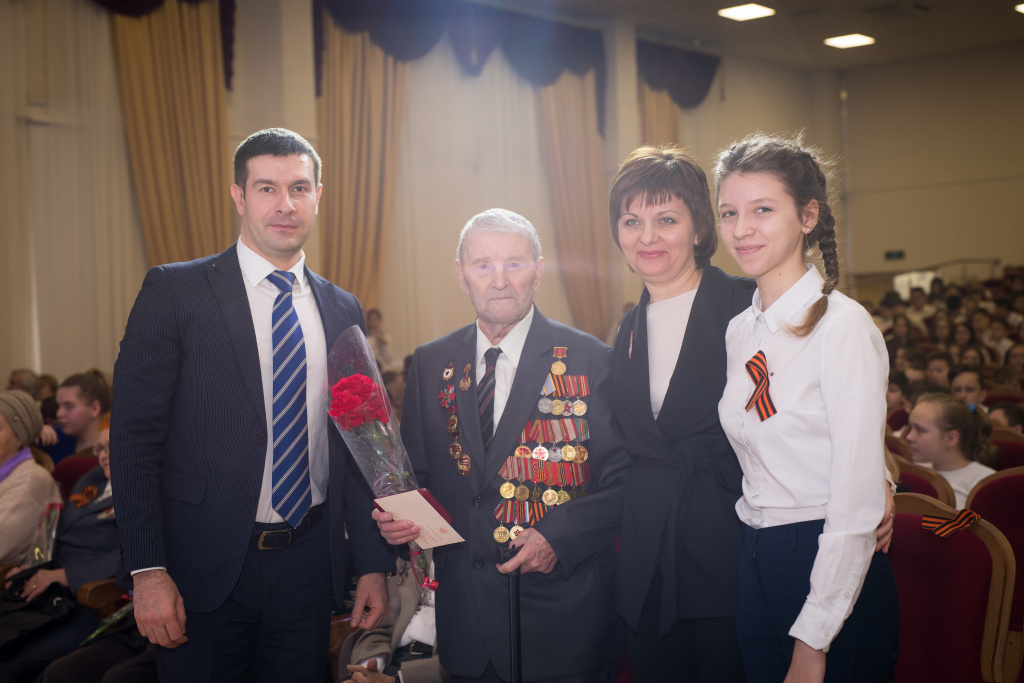 Поздравлял медиков и вручал ветеранам медали депутат гордумы Ростова Сергей Заревский