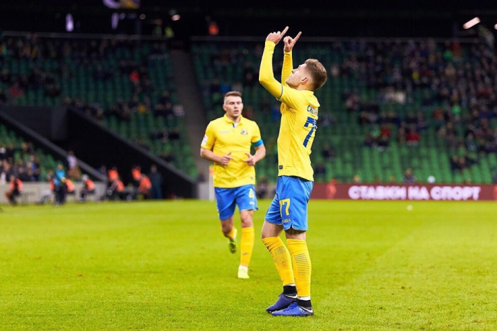 Дмитрий Скопинцев благодарит болельщиков. Фото: пресс-служба ФК «Ростов» скопа.jpg