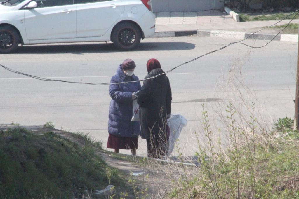 «Им сказали дома сидеть, а они гуляют»: ростовчанка возмутилась, увидев на улице старушек. Фото: читатель