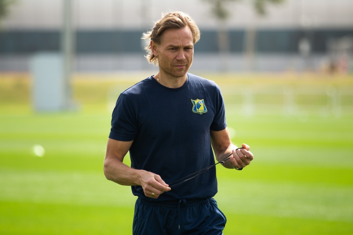 Валерий Карпин руководит командой на сборе в Катаре. Фото: пресс-служба ФК «Ростов» Карпин в Катаре.jpg