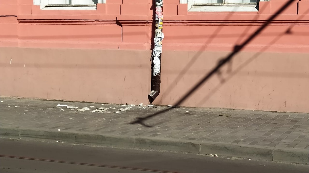 На старинном доме в центре Ростова обвалилась часть карниза. Фото: читатель «Блокнот Ростов»