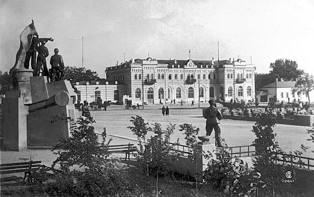 1024px-Taganrog_Pamyatnik_Leninu_Yakerson.jpg