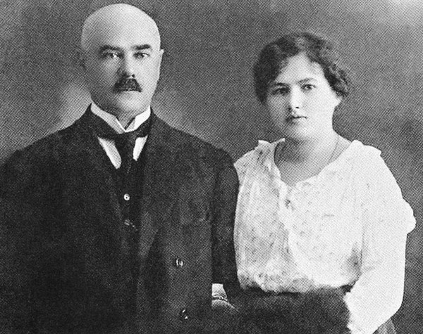 Антон_Деникин_и_Ксения_Чиж_накануне_свадьбы,_конец_1917_года.jpg