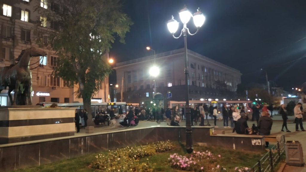 Толпы желающих уехать: ростовчанка пожаловалась на длинные очереди на транспорт в Ростове. Фото: предоставлено читателем «Блокнота»