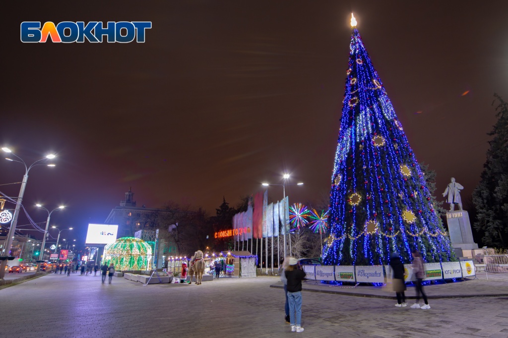 Новогодний и сияющий Ростов: смотрим на город без снега, но с праздничной подсветкой. Фото: Александр Прохорцев