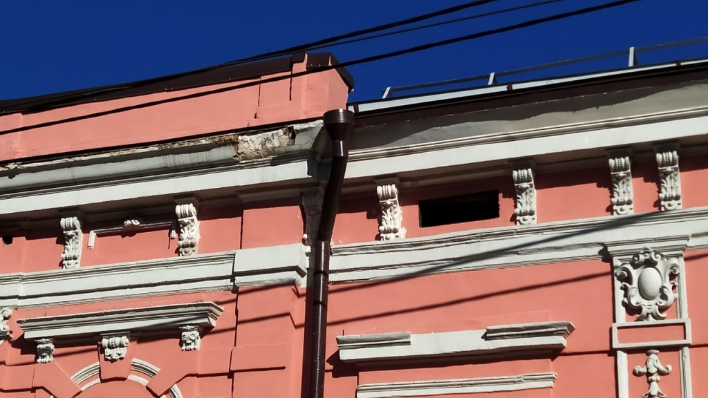 На старинном доме в центре Ростова обвалилась часть карниза. Фото: читатель «Блокнот Ростов»