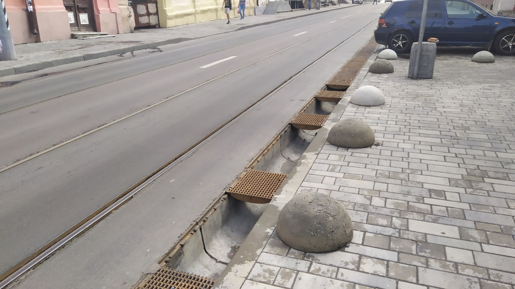 На Станиславского больше года разрушена ливневка, власти ничего не делают. Фото: читатель «Блокнота» На Станиславского больше года разрушена ливневка, власти ничего не делают. Фото: читатель «Блокнота»