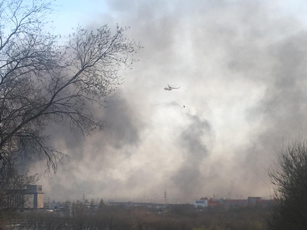 Пожарный погиб при тушении возгорания на левом берегу Дона в Ростове. Фото: Роман Неведров