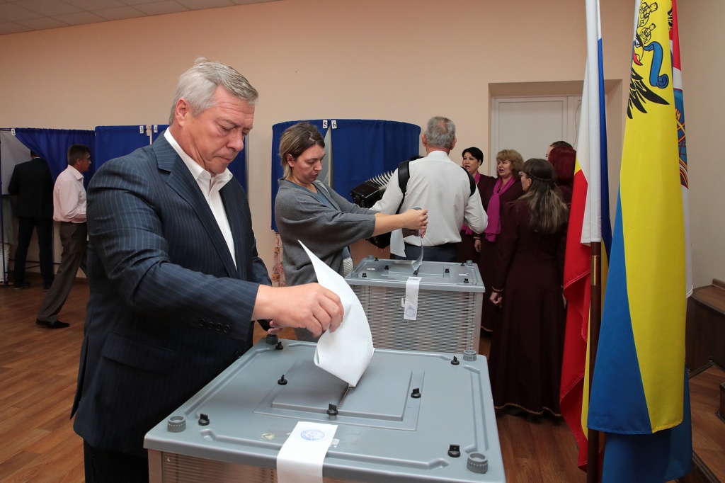 голубев голосует 2018.jpg