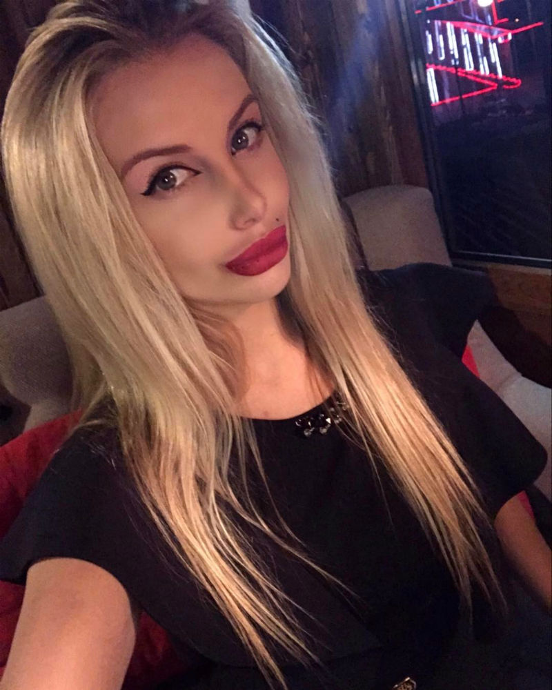 Эффектная ростовская блондинка решила сделать на соблазнительном теле  татуировку о путешествиях и алкоголе