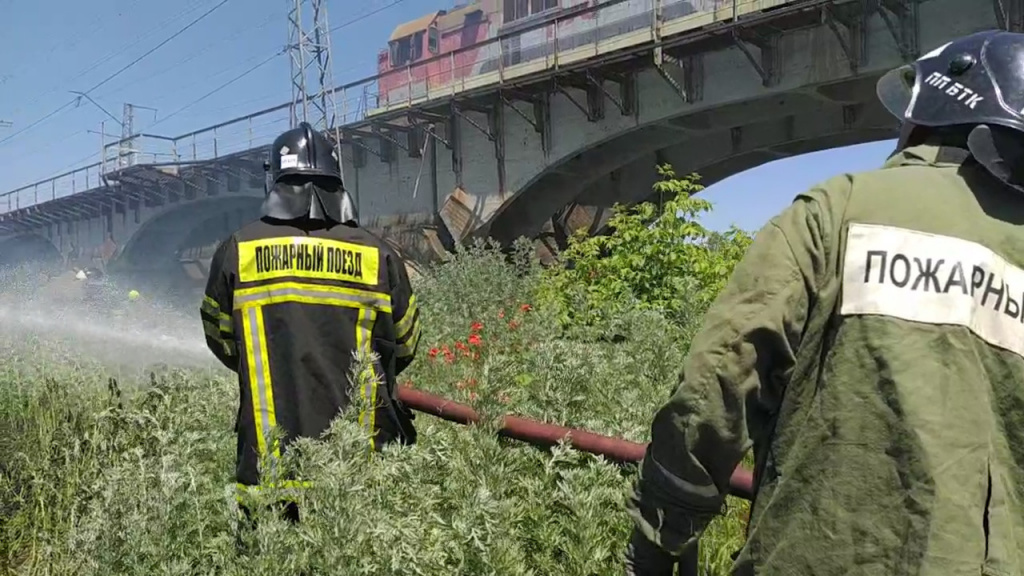 В Ростове потушили серьезный пожар на 1-й Луговой. Фото: стоп-кадр видео МЧС