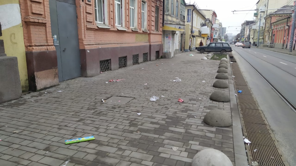 «Дворники, ау?»: улица в сотне метров от здания правительства Ростовской области напоминает помойку