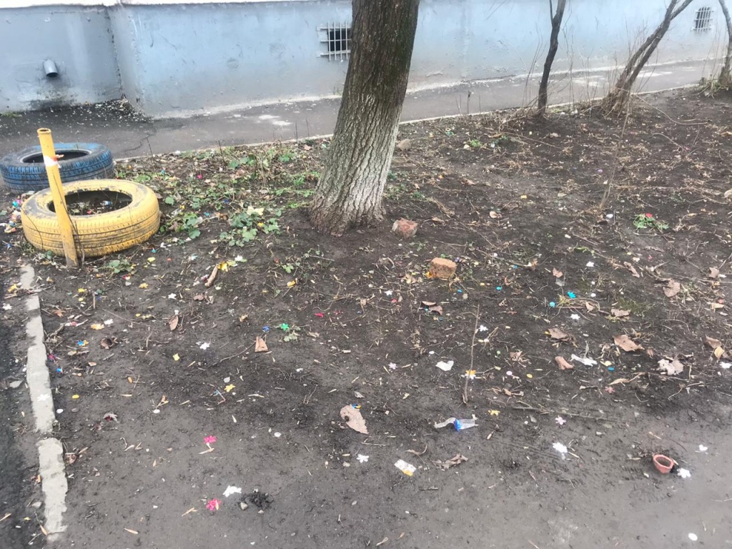 «Чиновники говорят, что чисто, но это не так!»: ростовчанка показала замусоренную улицу Еременко
