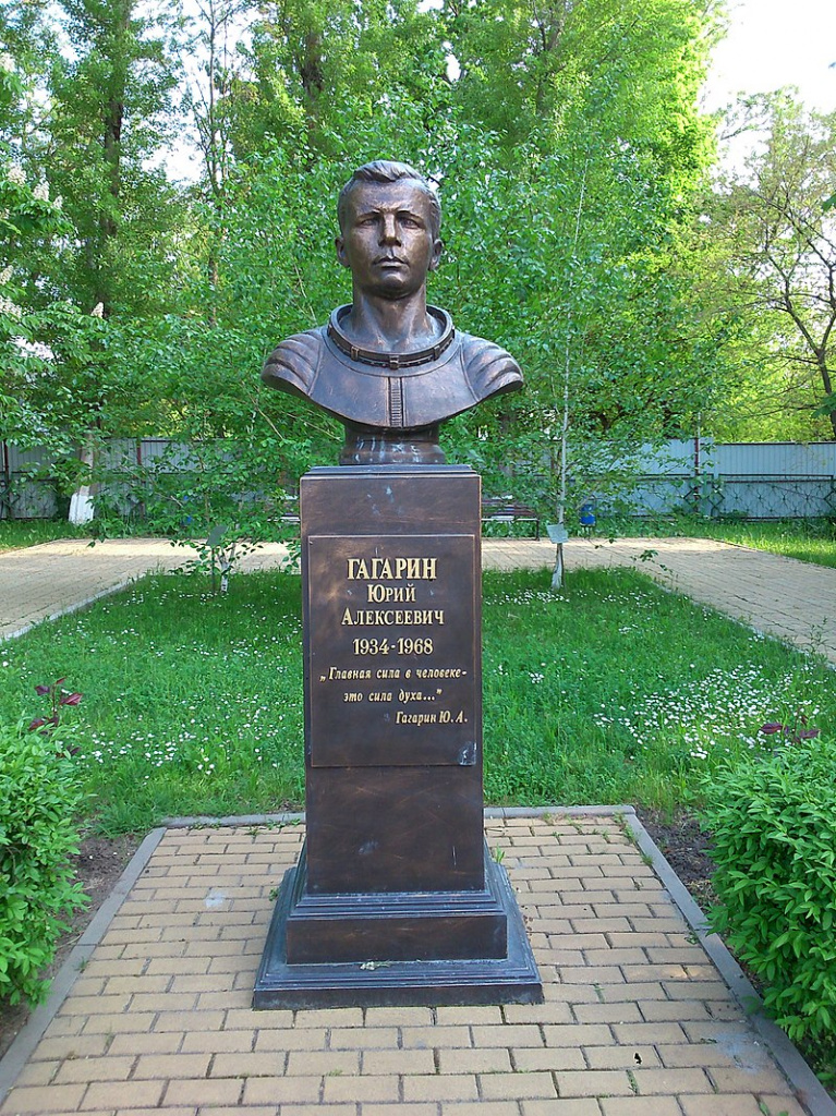 800px-Gagarin_monument_at_Rostov_Museum_of_Cosmonautics.jpg