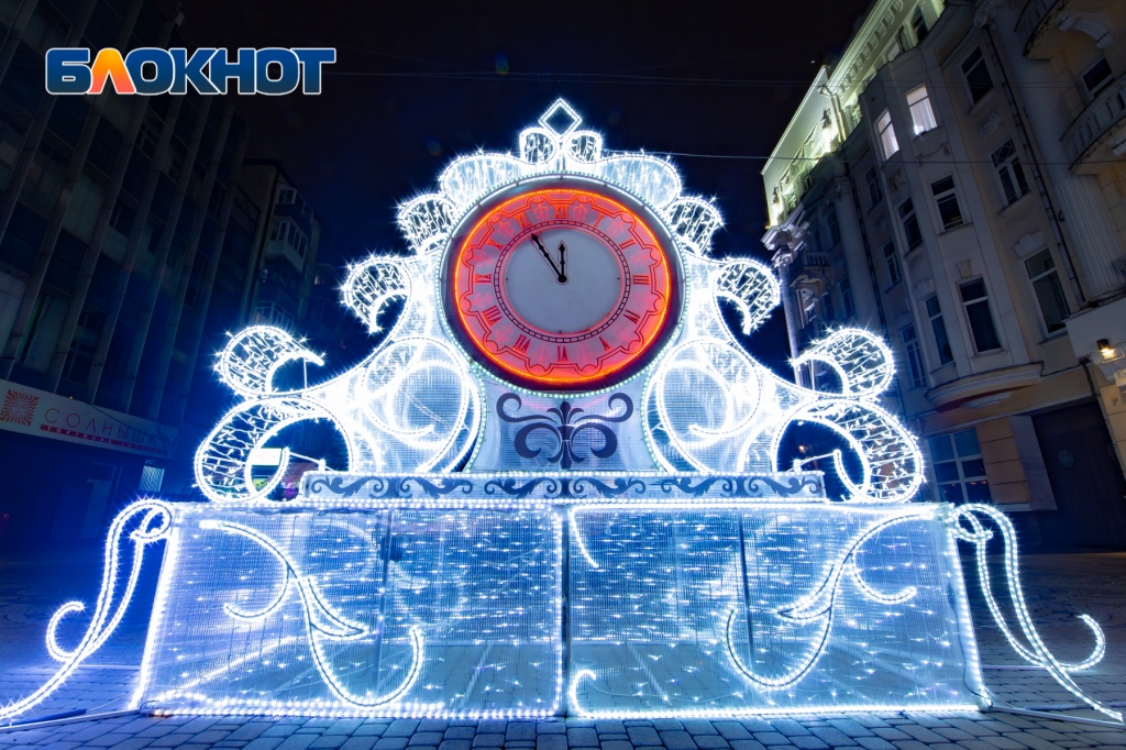 Новогодний и сияющий Ростов: смотрим на город без снега, но с праздничной подсветкой. Фото: Александр Прохорцев