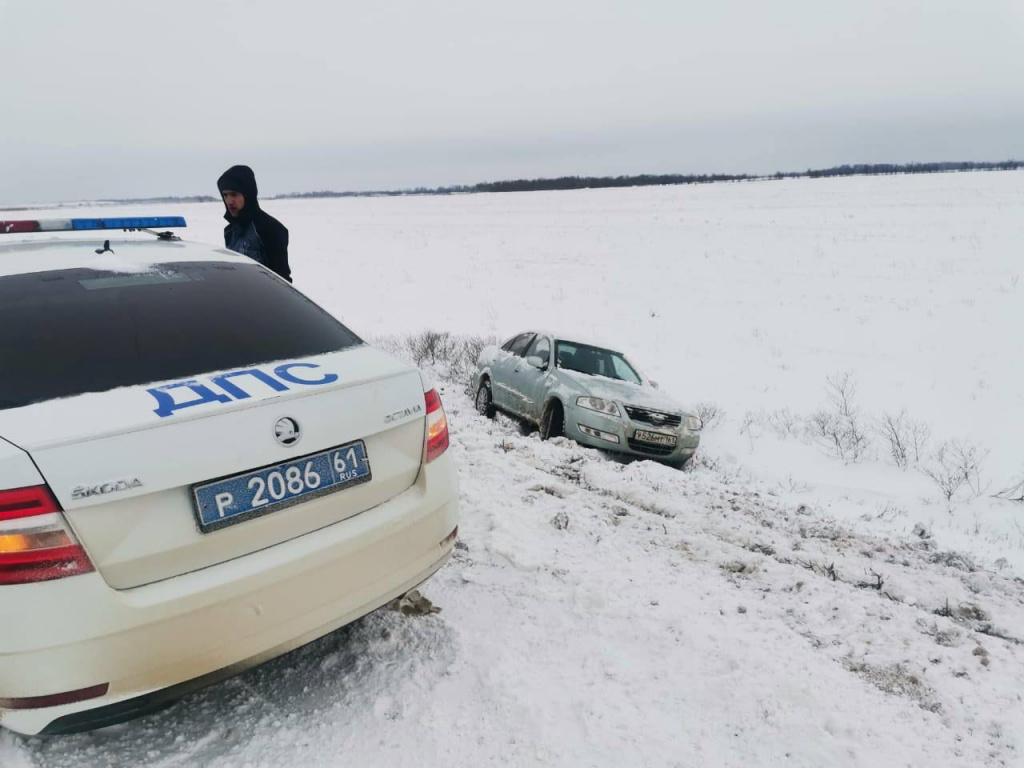 Полицейские в Ростовской области спасли мужчину, который едва не замерз в  застрявшей в снегу иномарке