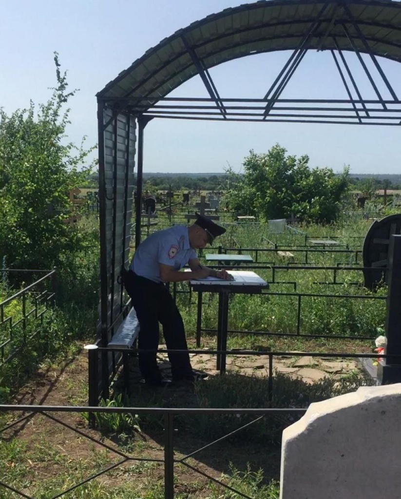 В Шахтах полиция по указанию мэра запрещает хоронить в могилы, вырытые  частниками