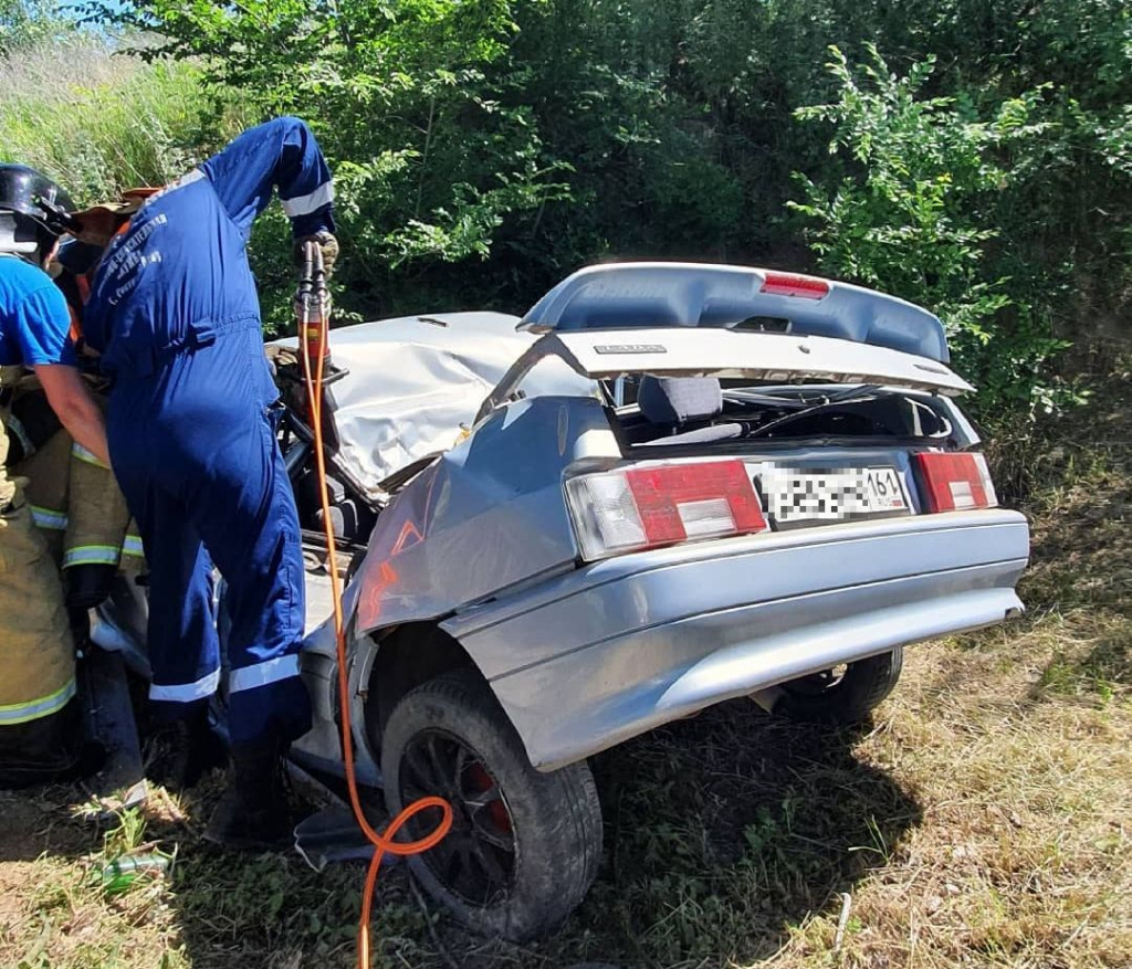 В Ростове машина врезалась в дерево, двое пострадали